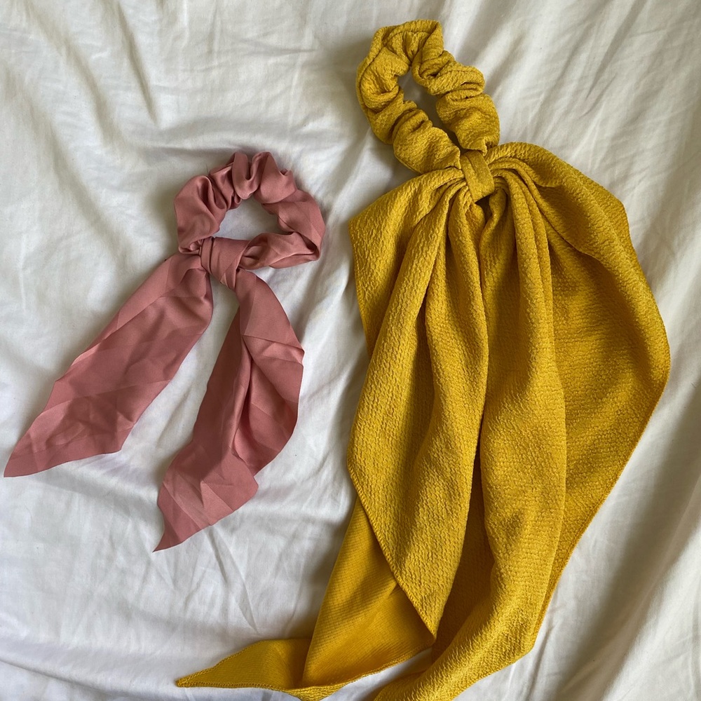 ✨2 scrunchies for $1 !!🎀👱‍♀️